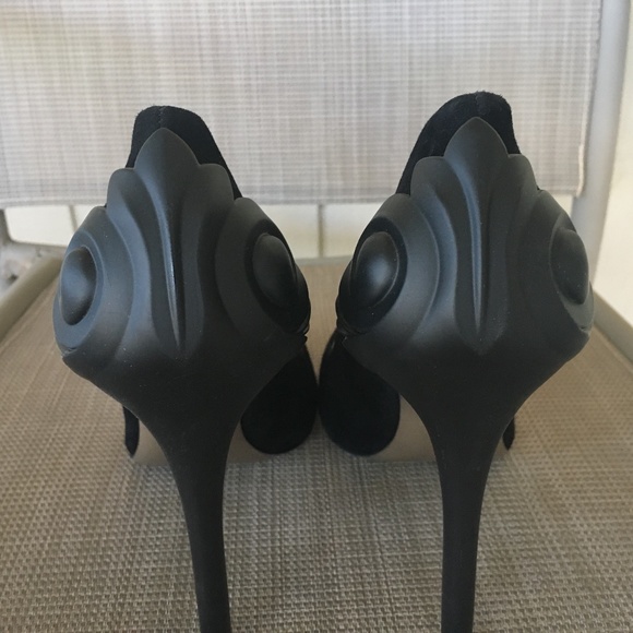 Versace Collection Black Pointed Toe Pumps w Detailed Back EUC - Picture 10 of 13
